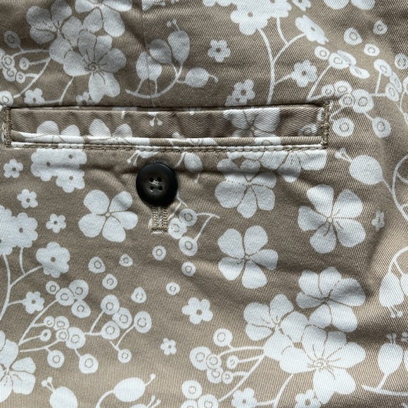 GAP SHORTS SIZE 4 - Picture 6 of 11